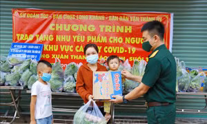 Bộ đội tăng gia sản xuất, cung cấp nhu yếu phẩm cho người dân vùng cách ly