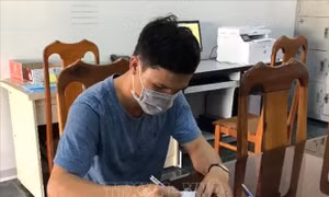 Bắt quả tang hai lái xe rút ruột 60 thùng hàng của công ty giày da