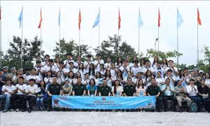 Giao lưu thanh niên tham gia Trại hè Việt Nam 2025 với cán bộ, chiến sĩ Cục Gìn giữ hòa bình Việt Nam