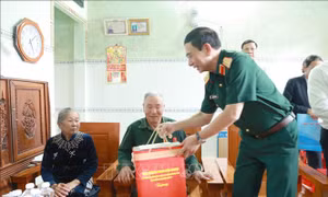Phó Thủ tướng Phan Văn Giang thăm, tặng quà người có công tại Lâm Đồng
