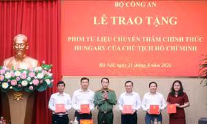 Bộ Công an trao tặng phim tư liệu quý về Chủ tịch Hồ Chí Minh