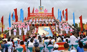 Xúc động Lễ Thượng cờ Thống nhất non sông tại Đôi bờ Hiền Lương - Bến Hải