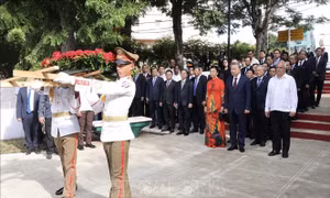 Tổng Bí thư, Chủ tịch nước Tô Lâm đặt vòng hoa tại Tượng đài Chủ tịch Hồ Chí Minh ở La Habana