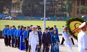 Đoàn đại biểu Công đoàn Việt Nam vào Lăng viếng Chủ tịch Hồ Chí Minh 