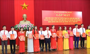 Trao quyết định chuyển công tác theo nguyện vọng cho 46 giáo viên vùng đặc biệt khó khăn