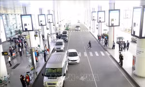 Ô tô vào sân bay đón trả khách dưới 10 phút sẽ không thu phí