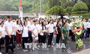 Đoàn học sinh, sinh viên của 30 quốc gia đến dâng hương tại Ngã ba Đồng Lộc