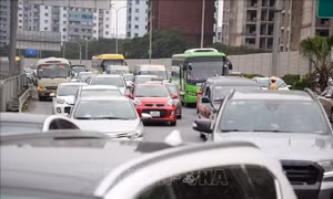 Chiều mùng 4 Tết, lối ra cao tốc Pháp Vân - Cầu Giẽ ùn tắc 2 km