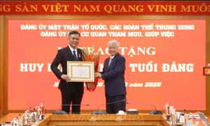 Đảng ủy MTTQ, các đoàn thể Trung ương tổ chức trao Huy hiệu 30 năm tuổi Đảng