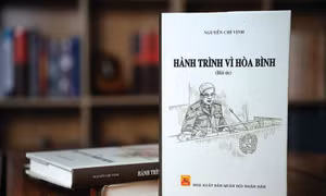 Ra mắt cuốn sách 'Hành trình vì hòa bình' của Thượng tướng Nguyễn Chí Vịnh