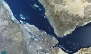 Lượng tàu qua eo biển Bab Al Mandeb giảm mạnh sau lệnh phong tỏa của Houthi