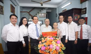  Bí thư Thành ủy TP Hồ Chí Minh thăm, chúc mừng nhà giáo tiêu biểu