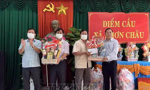 Thăm, chúc Tết quân và dân xã đảo Nhơn Châu