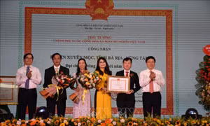 Phó Thủ tướng Phạm Bình Minh trao bằng công nhận nông thôn mới cho huyện Xuyên Mộc