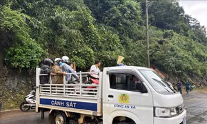 Ảnh hưởng bão số 10: Cấm người và phương tiện qua cầu Chiêm Hóa (Tuyên Quang)