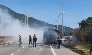 Xe khách bất ngờ bốc cháy khi đang lưu thông trên Quốc lộ 1A