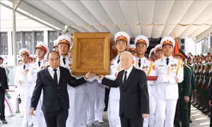 Tổng Bí thư Nguyễn Phú Trọng và Thủ tướng Nguyễn Xuân Phúc đưa linh cữu nguyên Tổng Bí thư Đỗ Mười ra xe tang