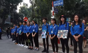 Sinh viên tình nguyện xếp hàng chờ tiễn đưa nguyên Tổng Bí thư Đỗ Mười