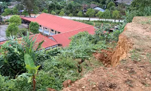 Cần sớm khắc phục nguy cơ sạt lở ở phía sau Trường Mầm non Chợ Chậu, Lào Cai