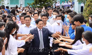 Thủ tướng thăm Trường THPT Dân tộc nội trú Huỳnh Cương, tỉnh Sóc Trăng