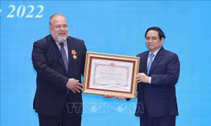 Thủ tướng Cuba Manuel Marrero Cruz đón nhận Huân chương Hồ Chí Minh