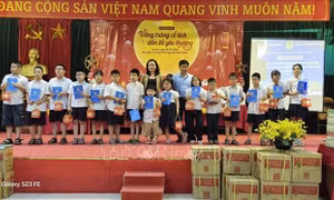 Trao quà Trung thu cho 150 học sinh trường chuyên biệt của Hà Nội