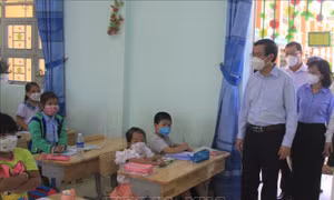 Bộ GD&ĐT kiểm tra hoạt động dạy học trực tiếp tại Long An