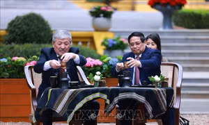 Thủ tướng Phạm Minh Chính và Thủ tướng Kyrgyzstan thưởng thức cà phê Việt Nam