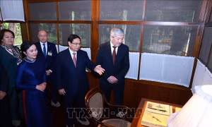 Thủ tướng Phạm Minh Chính và Thủ tướng Kyrgyzstan thăm Khu di tích Chủ tịch Hồ Chí Minh