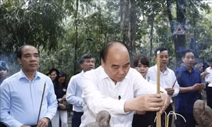 Chủ tịch nước Nguyễn Xuân Phúc dâng hương tại Khu di tích Quốc gia đặc biệt Tân Trào