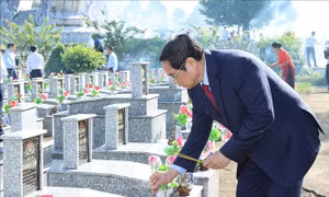 Thủ tướng Phạm Minh Chính dâng hương tại nghĩa trang liệt sỹ tỉnh Hậu Giang