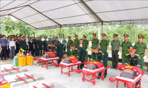 Truy điệu, an táng 5 hài cốt liệt sĩ quy tập tại xã Đakrông (Quảng Trị)