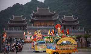 Diễu hành xe hoa từ thành phố Phủ Lý về chùa Tam Chúc