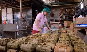 Nhộn nhịp mùa sản xuất bánh, mứt, quà quê Tết