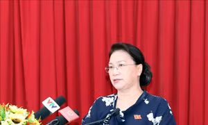Chủ tịch Quốc hội tiếp xúc cử tri tại Cần Thơ