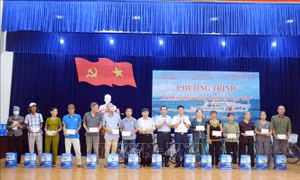 Bộ Tư lệnh Vùng Cảnh sát biển 1 đồng hành với ngư dân huyện Cát Hải
