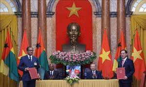 Tổng Bí thư, Chủ tịch nước và Tổng thống CH Guinea-Bissau chứng kiến lễ ký các văn kiện hợp tác