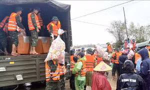Tiếp tế lương thực cho người dân vùng lũ xã Hòa Thịnh, Đắk Lắk