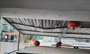Hiện trường vụ bé gái 3 tuổi bị rơi từ tầng 13 xuống đất