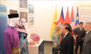 Khai mạc triển lãm 'Sắc màu văn hóa ASEAN'