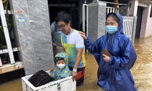 Đà Nẵng ngập sâu nhiều nơi, hàng chục nghìn hộ dân bị ảnh hưởng do mưa lớn