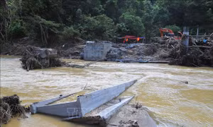 Nghệ An: Cầu Xốp Chạng bị lũ cuốn trôi, giao thông trên quốc lộ 48C bị tê liệt