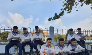 Những cánh thư 'vượt sóng' ra Trường Sa