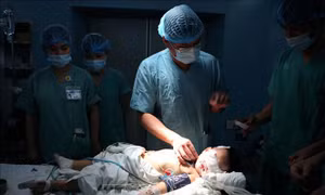 Phẫu thuật cấy điện cực ốc tai đầu tiên cho cháu bé 27 tháng tuổi