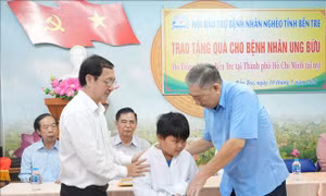 Trao học bổng cho học sinh nghèo hiếu học, thắp sáng ước mơ cho trẻ em gái
