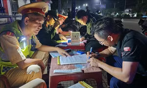 Cảnh sát giao thông mật phục, xử lý hàng loạt lái xe vi phạm nồng độ cồn