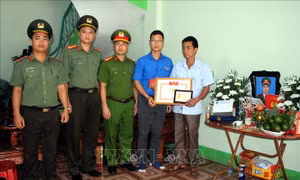Truy tặng Huy hiệu 'Tuổi trẻ dũng cảm' cho chiến sỹ Cảnh sát cơ động tại Bắc Giang
