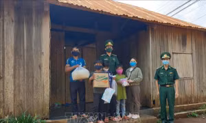 Bộ đội Biên phòng Đắk Nông tặng 2 tấn gạo cho đồng bào nghèo vùng biên giới
