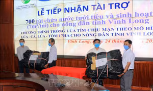 Tiếp nhận tài trợ 700 túi chứa nước cho nông dân Vĩnh Long bị ảnh hưởng hạn, mặn