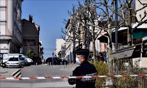 Pháp tiêu diệt đối tượng tấn công bằng dao ở ngoại ô Paris 